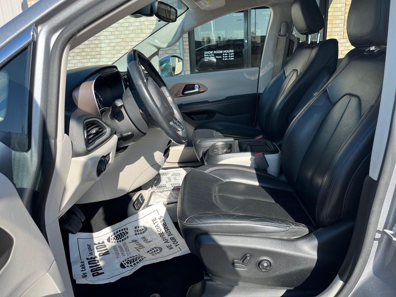 2018 Chrysler Pacifica Touring LImage 3