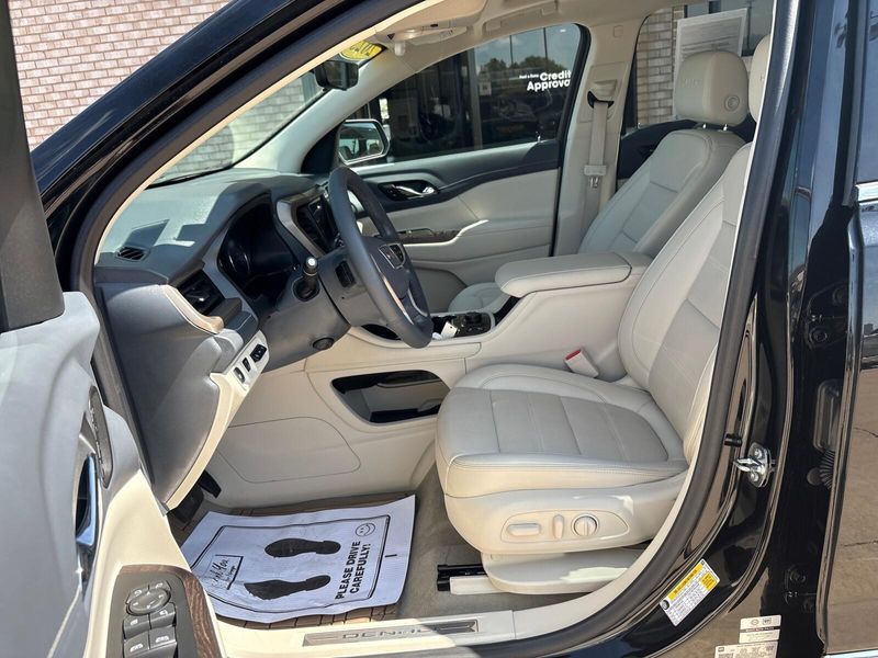 Used 2023 GMC Acadia DenaliImage 3