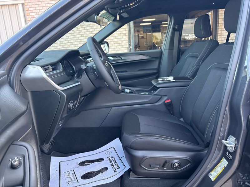 New 2025 Jeep Grand Cherokee Laredo X 4x4Image 3