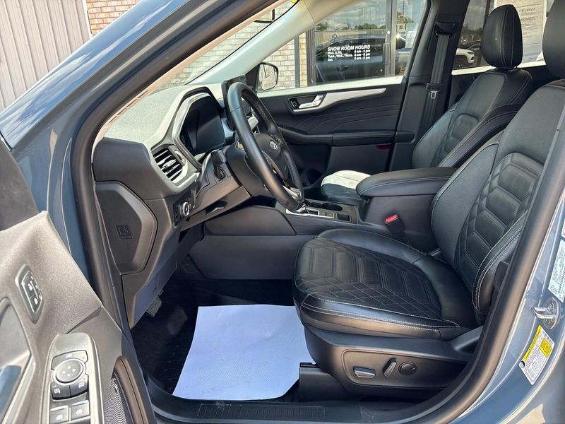 Used 2023 Ford Escape PlatinumImage 3