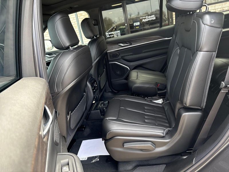 New 2026 Jeep Grand Cherokee L Limited 4x4Image 5