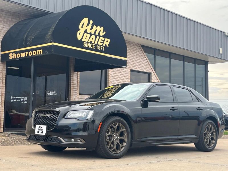 2016 Chrysler 300 300SImage 1