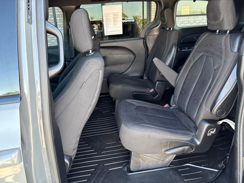 2020 Chrysler Pacifica Touring photo 4