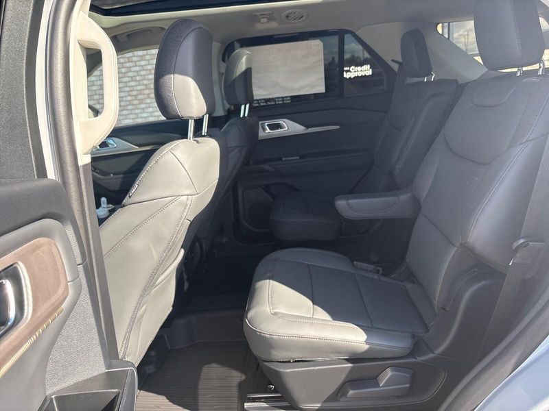 2026 Ford Explorer photo 2