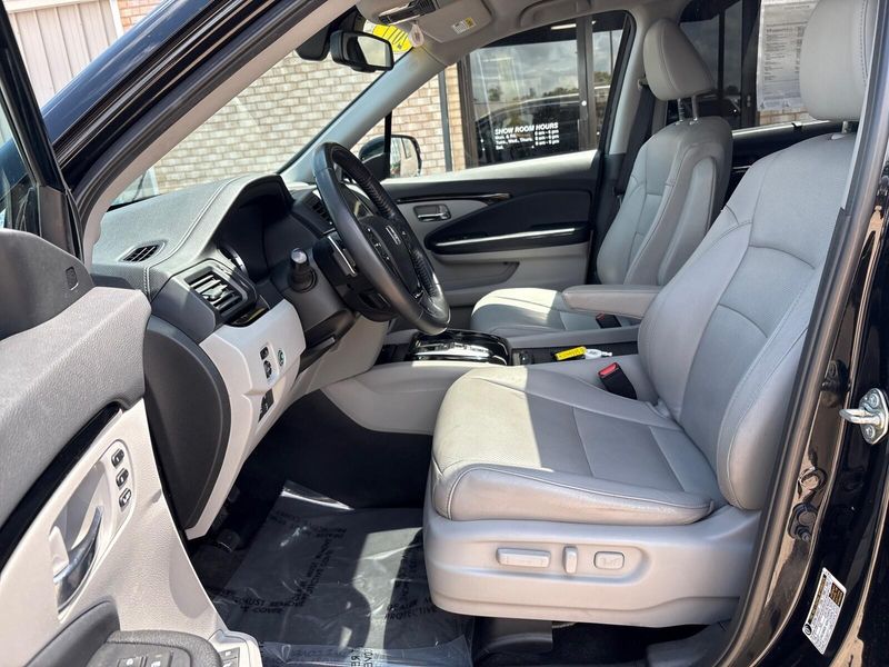 Used 2017 Honda Pilot EliteImage 3