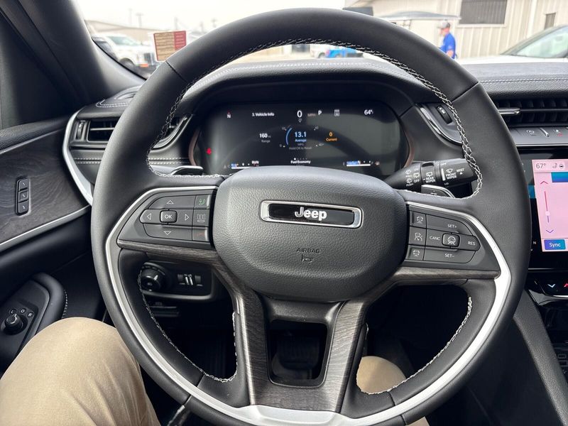New 2026 Jeep Grand Cherokee L Limited 4x4Image 15