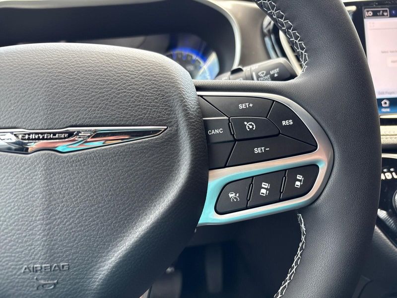 New 2025 Chrysler Pacifica SelectImage 15