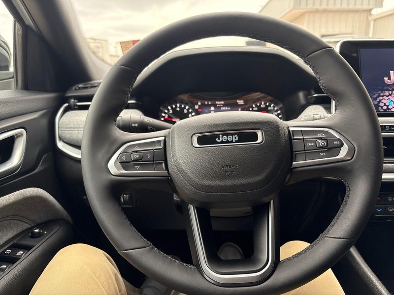 Used 2025 Jeep Compass LatitudeImage 12