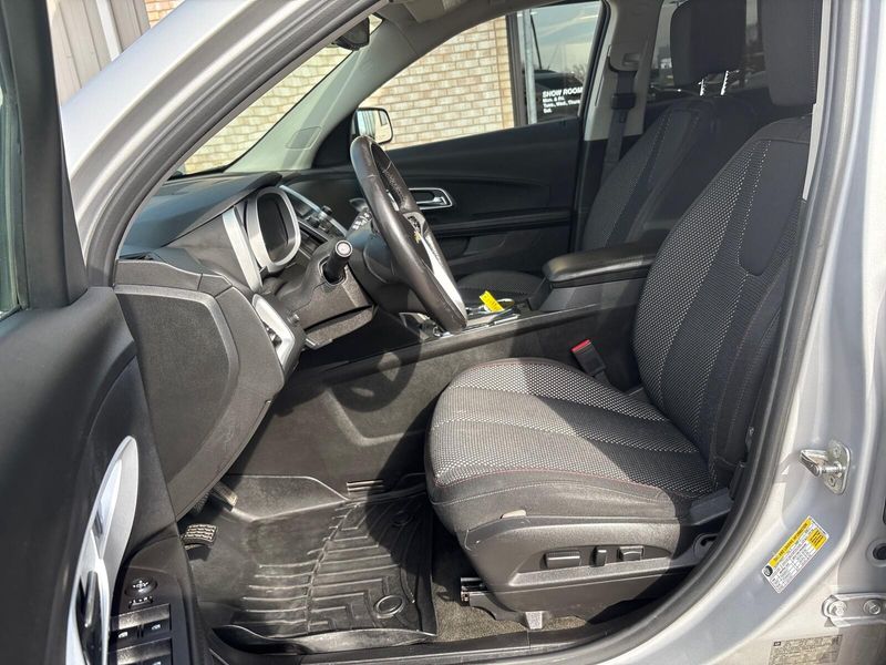 Used 2017 Chevrolet Equinox LTImage 3