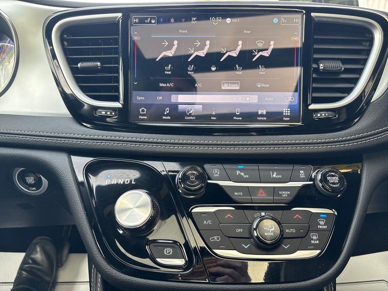 Used 2025 Chrysler Pacifica LimitedImage 19