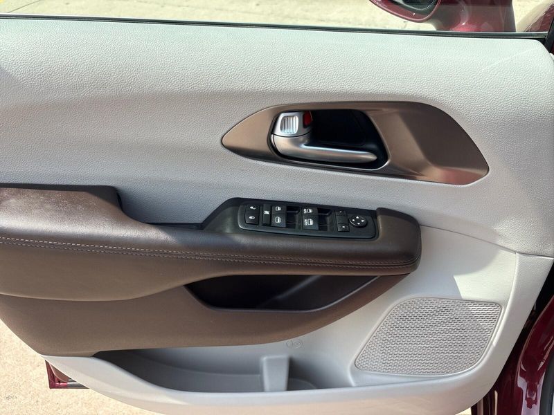 2017 Chrysler Pacifica Touring-LImage 13