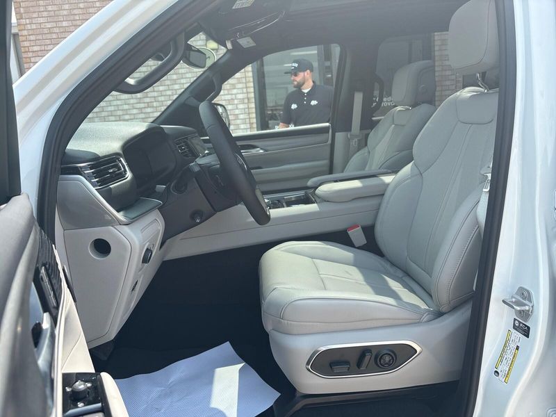 2026 Jeep Grand Wagoneer L Grand Wagoneer L 4x4Image 3