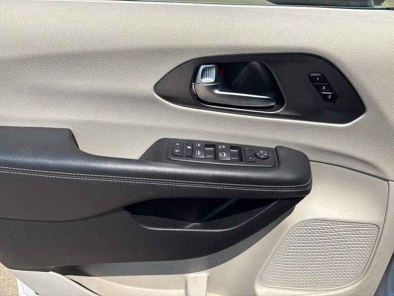 Used 2024 Chrysler Pacifica Touring LImage 13