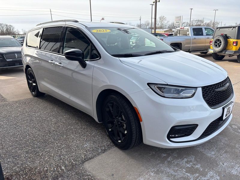 Used 2025 Chrysler Pacifica LimitedImage 8