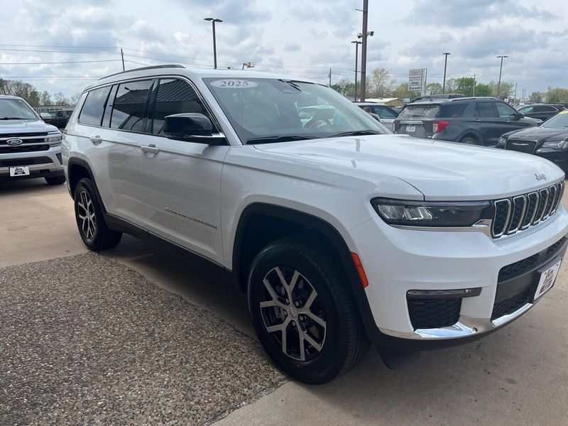 2025 Jeep Grand Cherokee L Limited 4x4Image 9