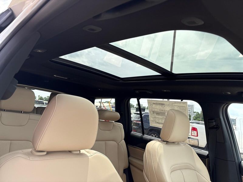 New 2025 Jeep Grand Cherokee L Limited 4x4Image 10
