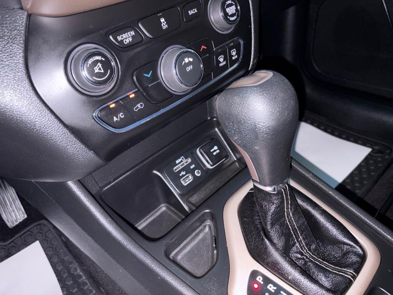 Used 2017 Jeep Cherokee AltitudeImage 17