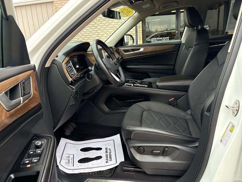 Used 2024 Volkswagen Atlas 2.0T SE w/TechnologyImage 3