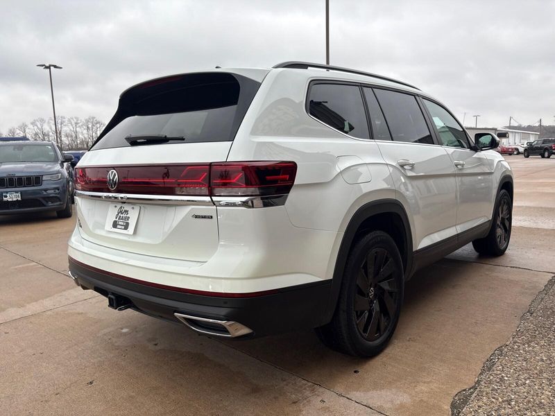 Used 2024 Volkswagen Atlas 2.0T SE w/TechnologyImage 9