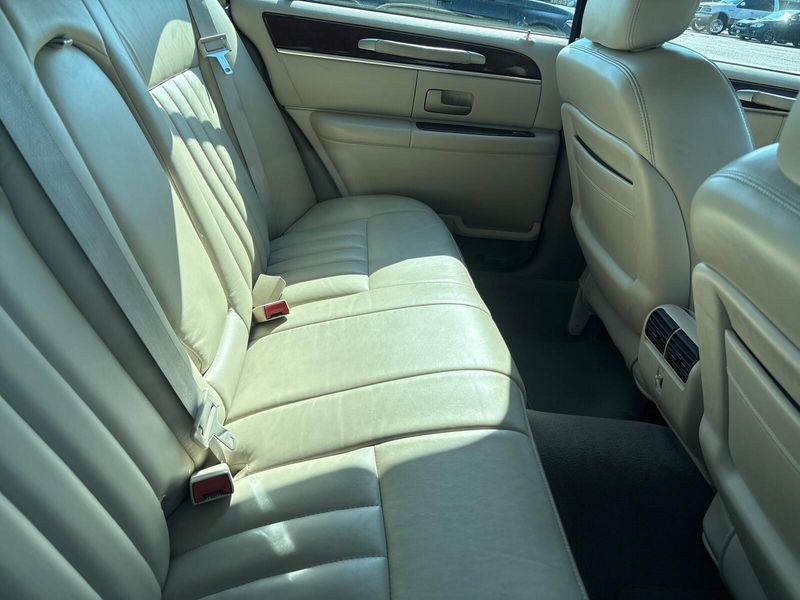 Used 2004 Lincoln Town Car SignatureImage 5