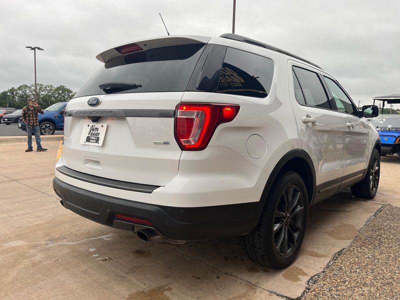 2018 Ford Explorer XLTImage 10