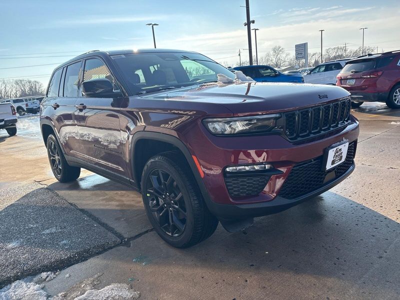 New 2025 Jeep Grand Cherokee Limited 4x4Image 8
