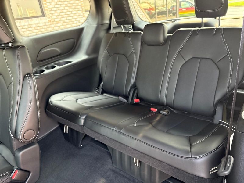 New 2025 Chrysler Pacifica SelectImage 5