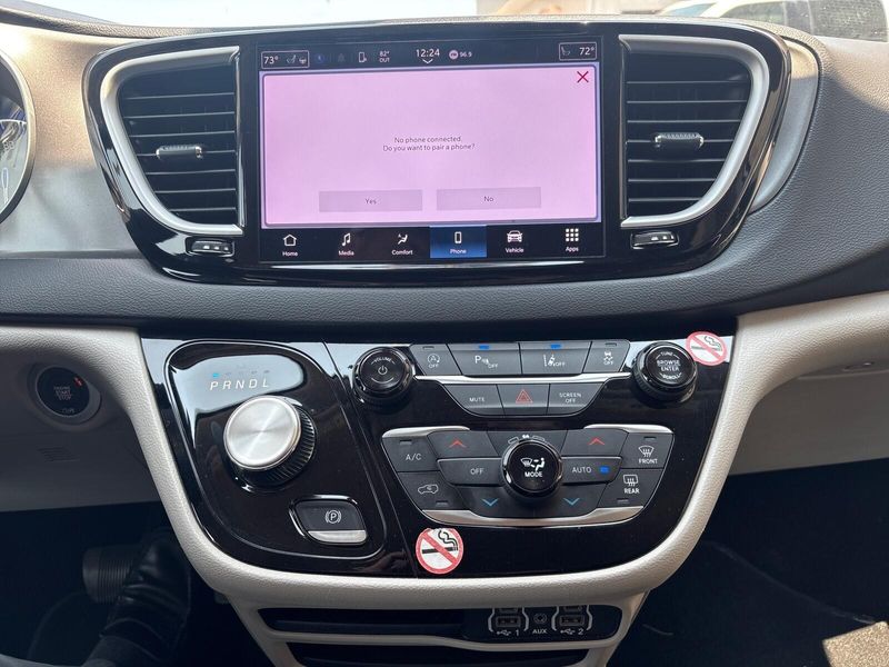 Used 2024 Chrysler Pacifica Touring LImage 18