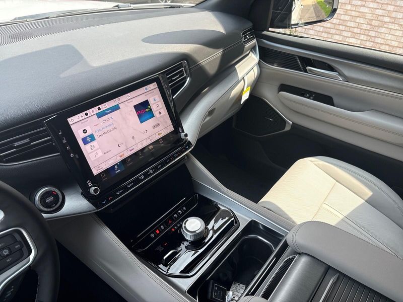 2026 Jeep Grand Wagoneer L Grand Wagoneer L 4x4Image 18