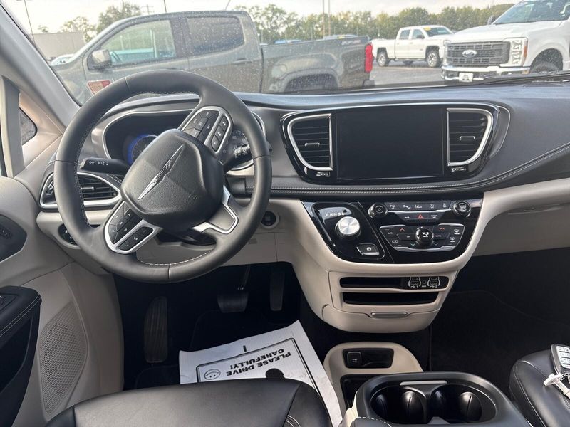 Used 2023 Chrysler Pacifica Touring LImage 22