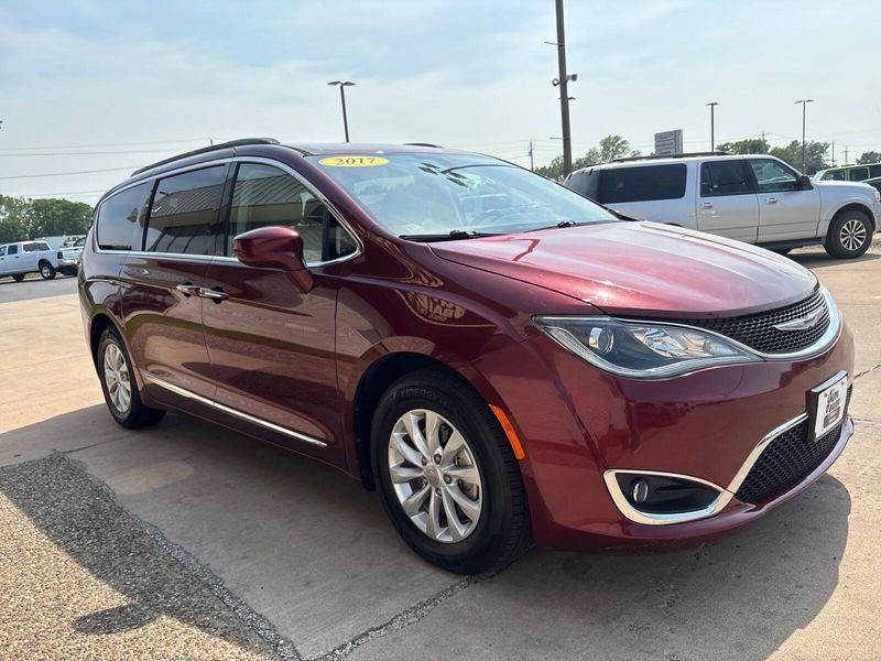 2017 Chrysler Pacifica Touring-LImage 8