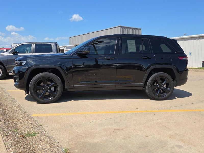 2023 Jeep Grand Cherokee AltitudeImage 2
