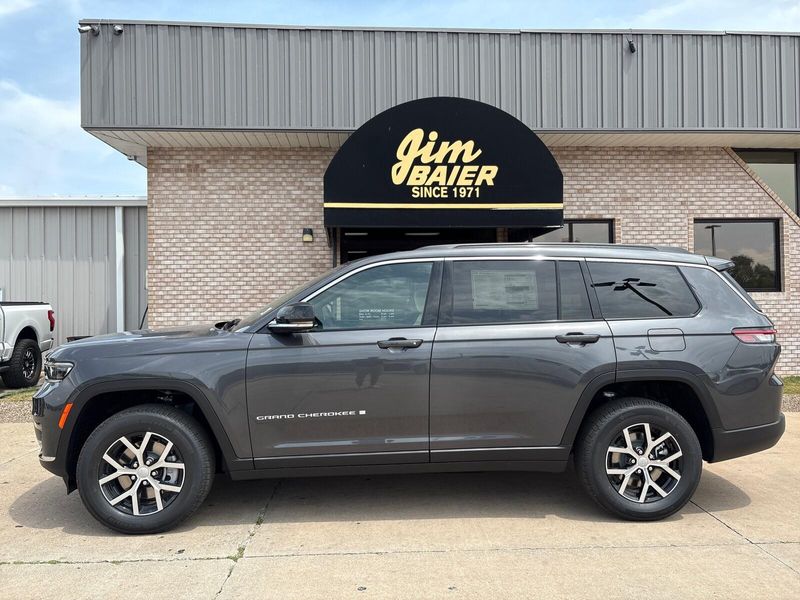 New 2025 Jeep Grand Cherokee L Limited 4x4Image 2