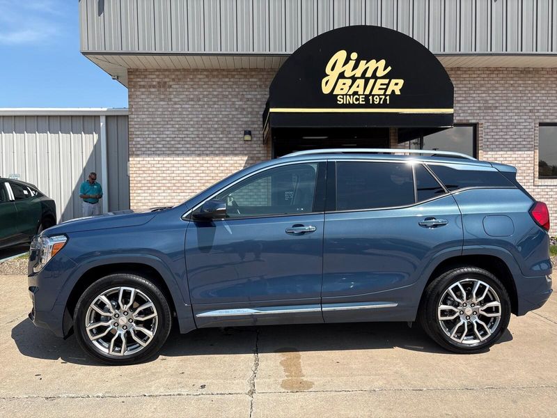 Used 2024 GMC Terrain DenaliImage 2