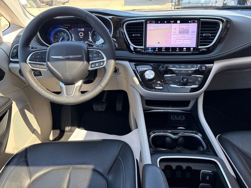 Used 2023 Chrysler Pacifica LimitedImage 6