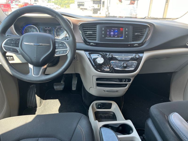 2017 Chrysler Pacifica LXImage 5