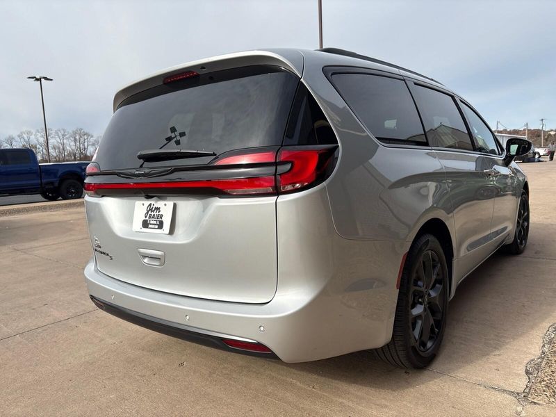 New 2026 Chrysler Pacifica SelectImage 9