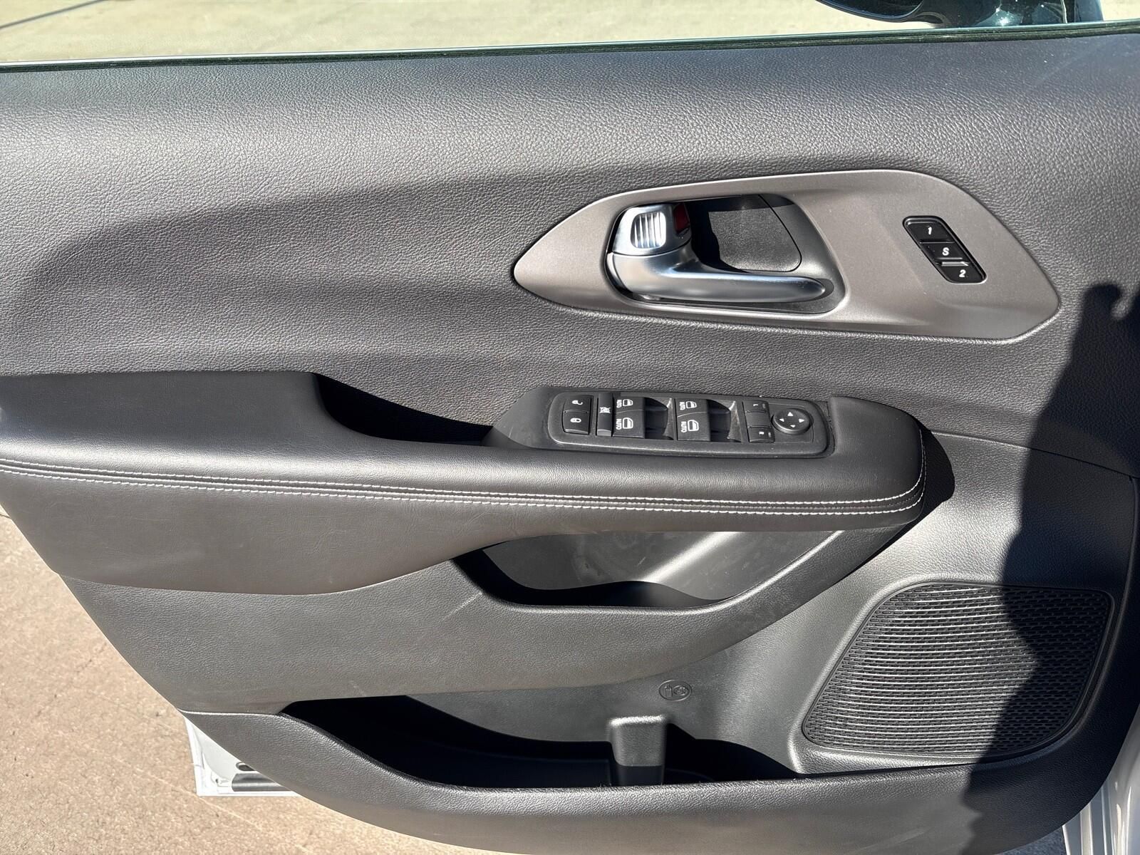2026 Chrysler Pacifica Select - Photo 13