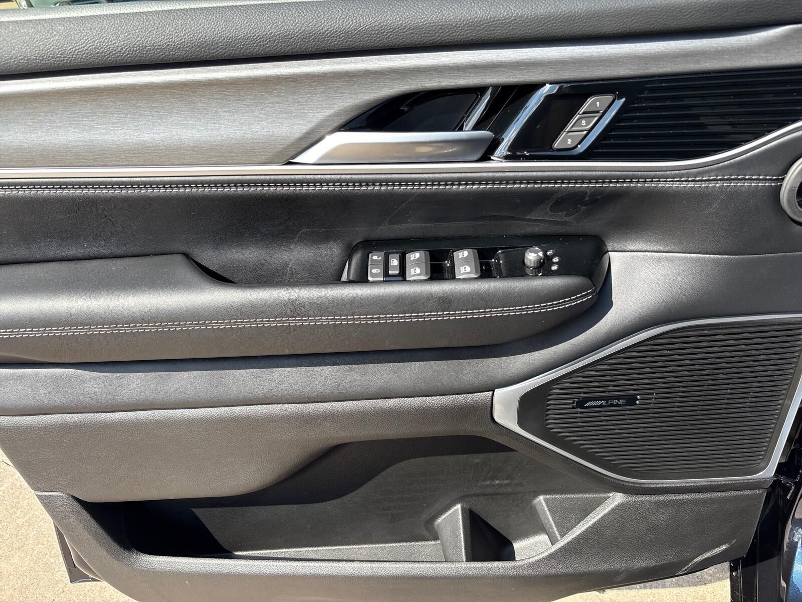 2025 Jeep Wagoneer L Series II - Photo 17