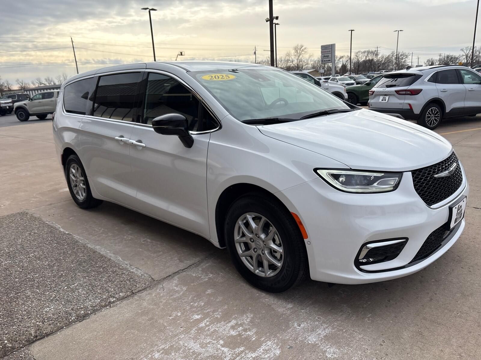 2026 Chrysler Pacifica Select - Photo 8
