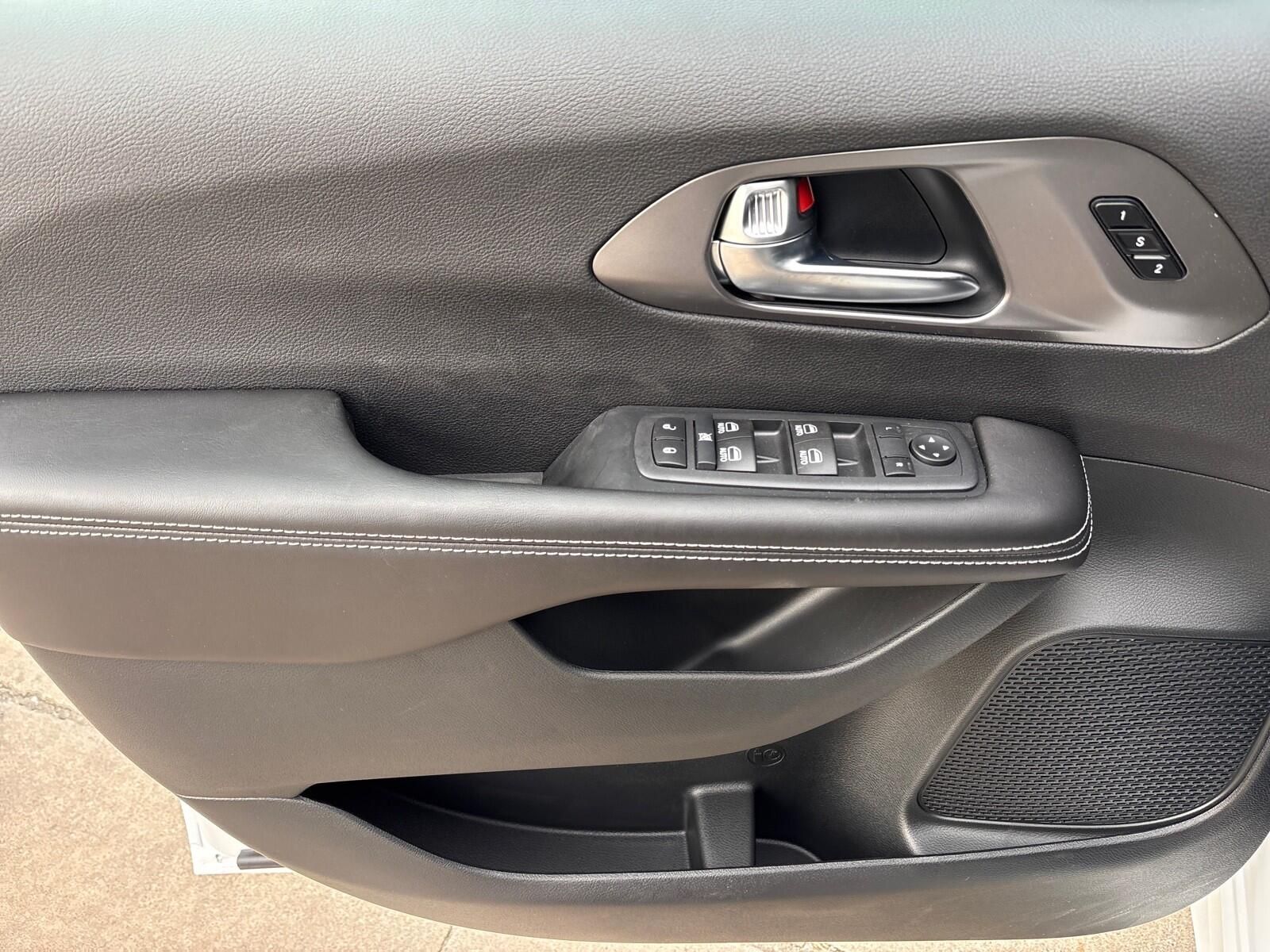 2026 Chrysler Pacifica Select - Photo 13