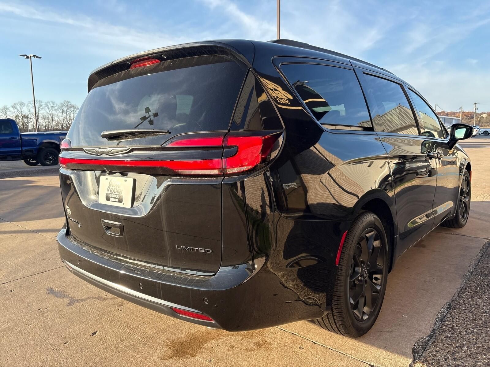 2026 Chrysler Pacifica Limited - Photo 10