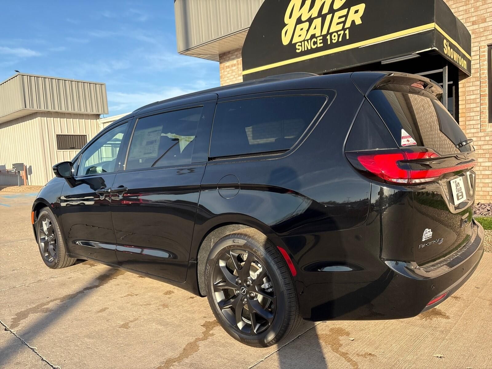 2026 Chrysler Pacifica Limited - Photo 12