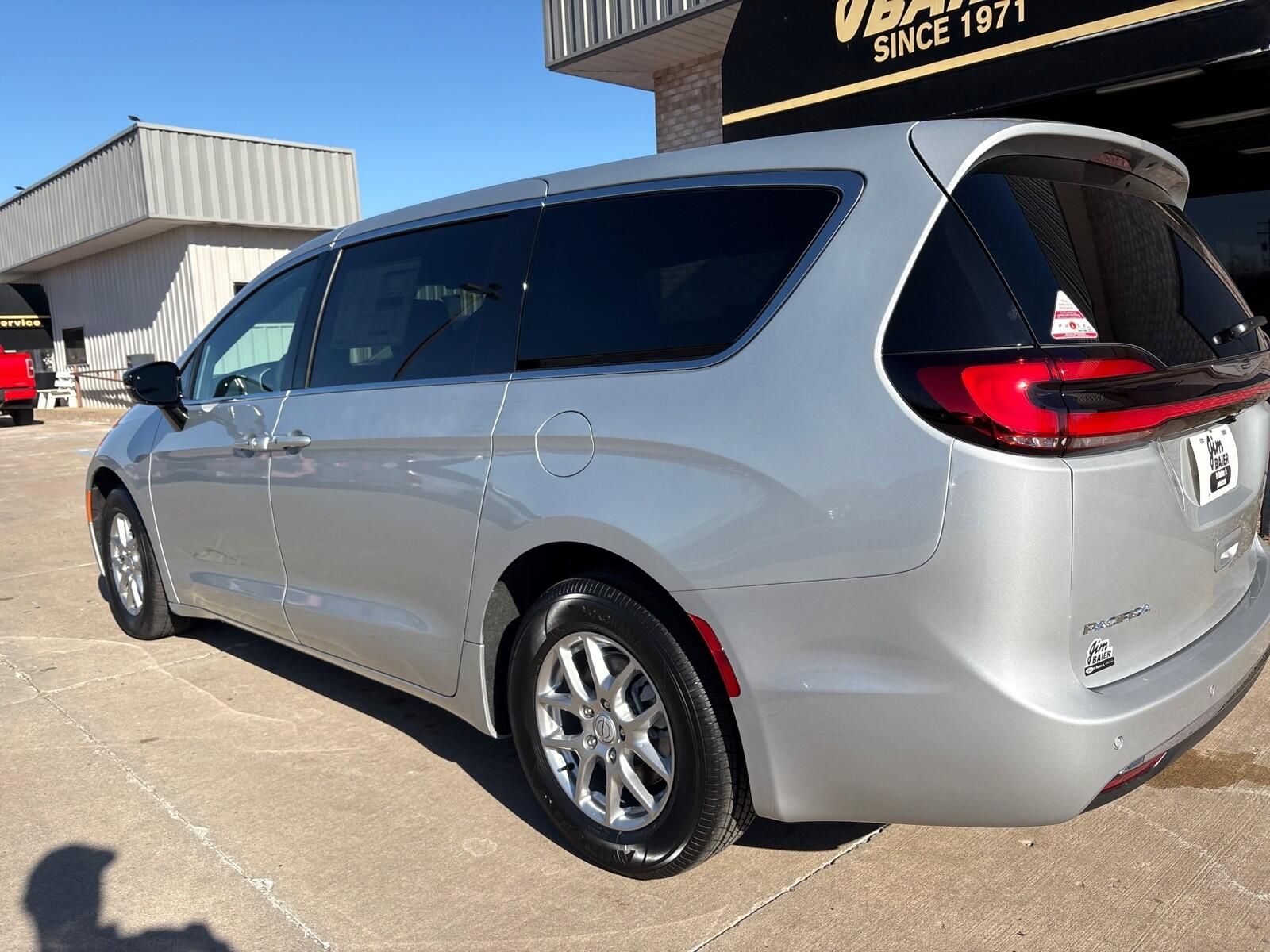 2026 Chrysler Pacifica Select - Photo 11