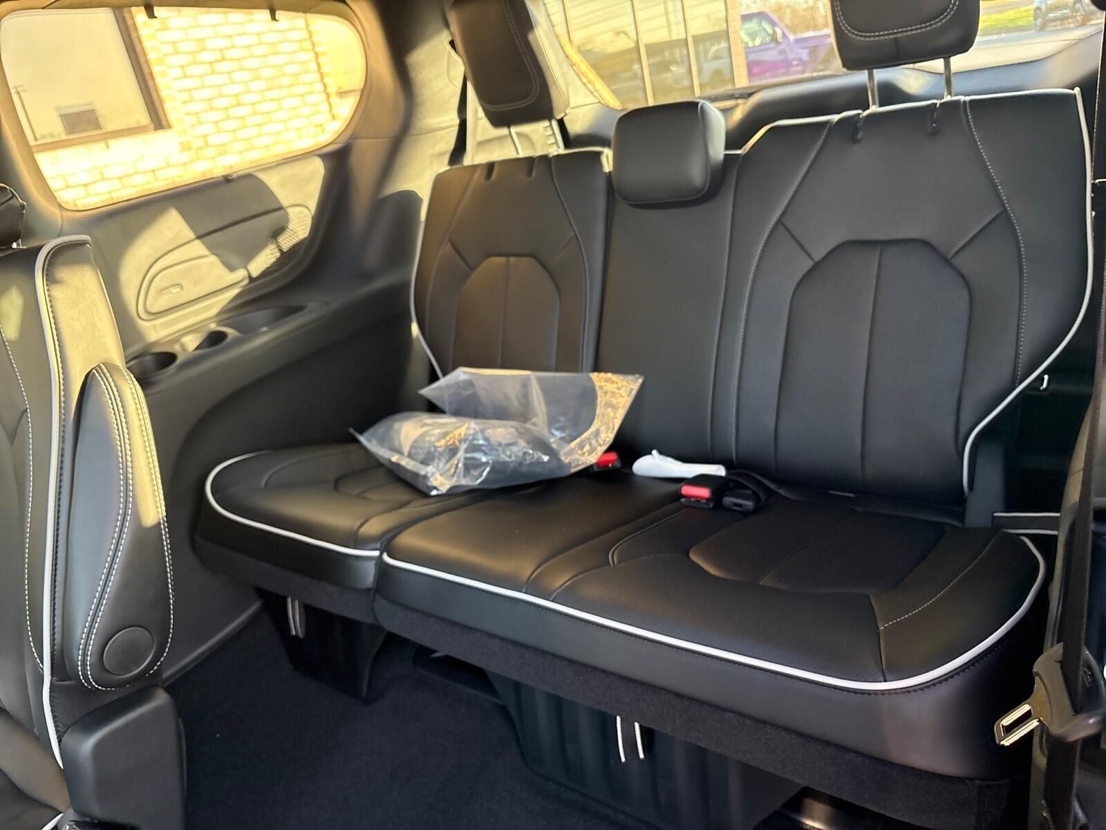 2026 Chrysler Pacifica Limited - Photo 6