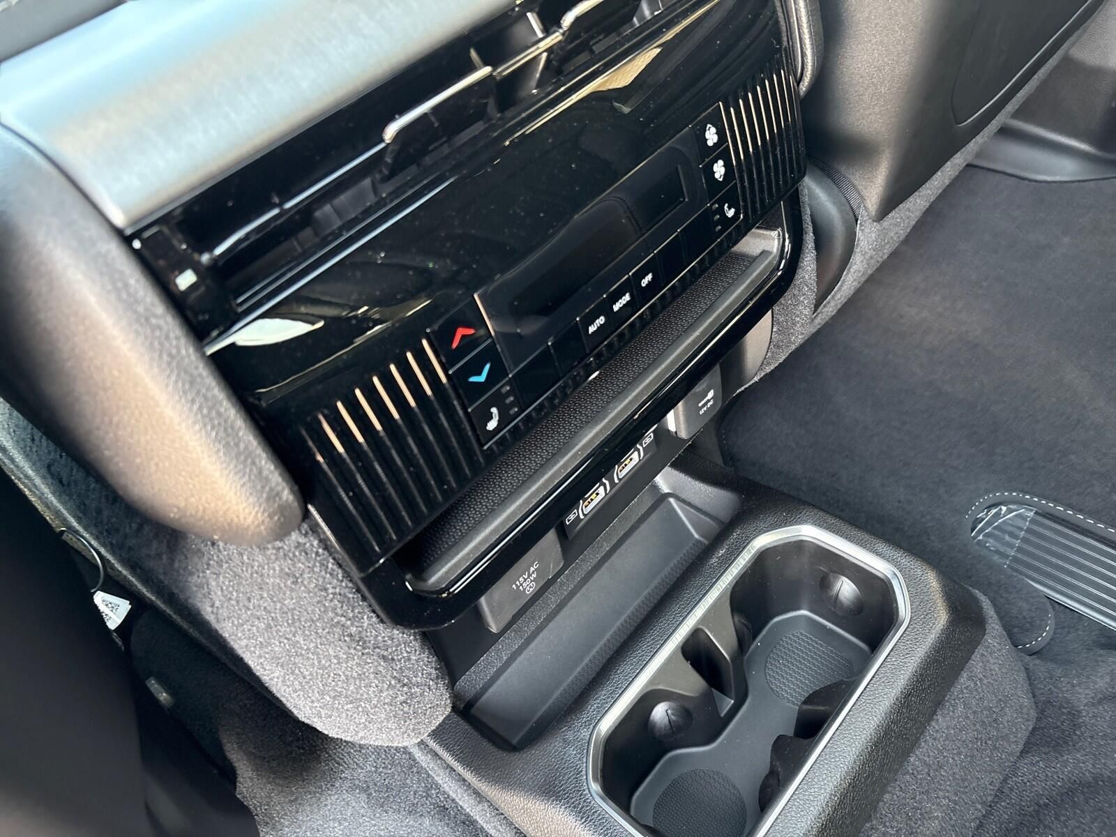 2025 Jeep Wagoneer L Series II - Photo 7