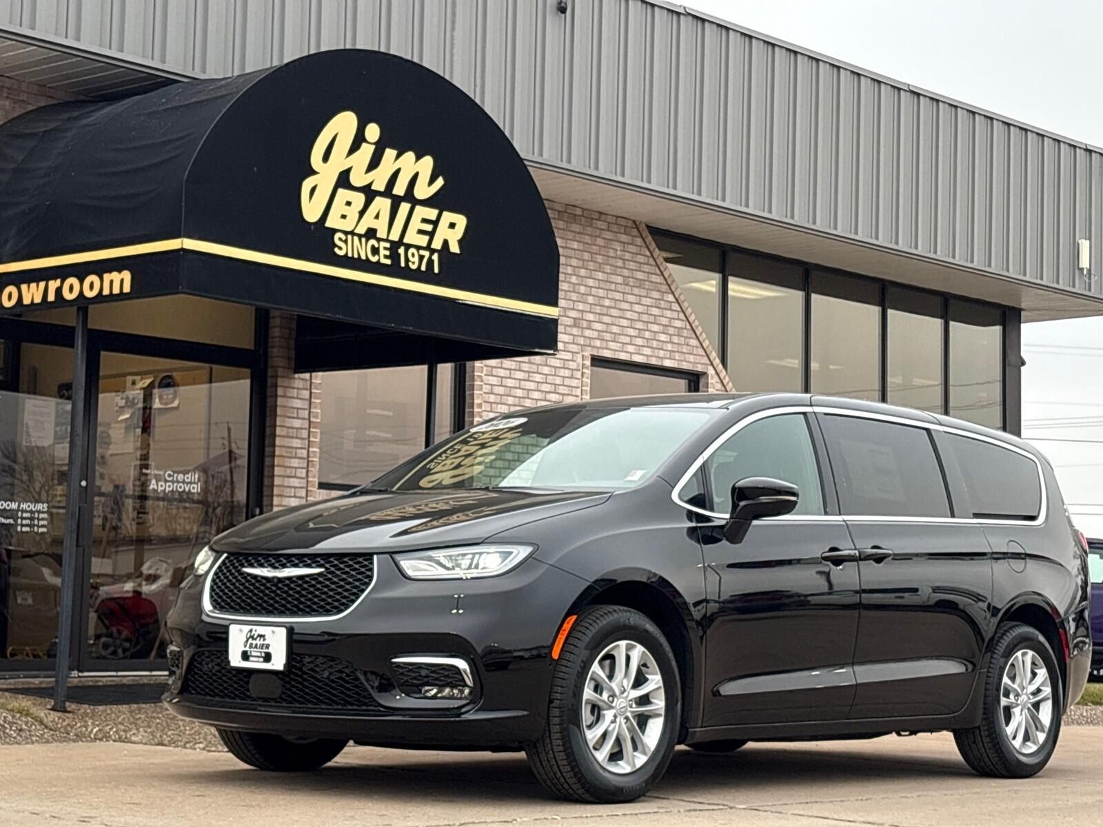 2026 Chrysler Pacifica Select's photo