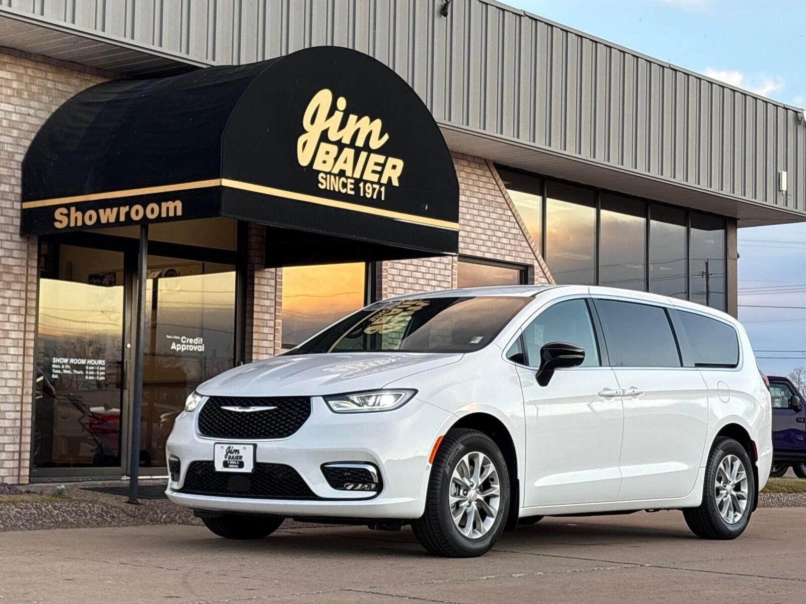 2026 Chrysler Pacifica Select's photo