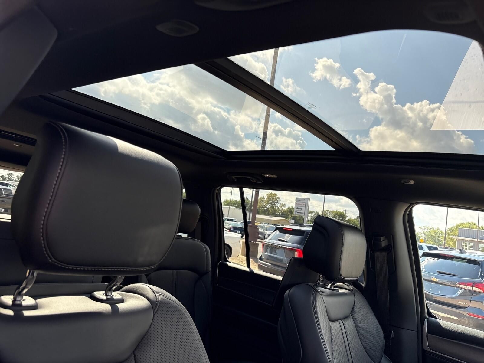 2025 Jeep Wagoneer L Series II - Photo 11