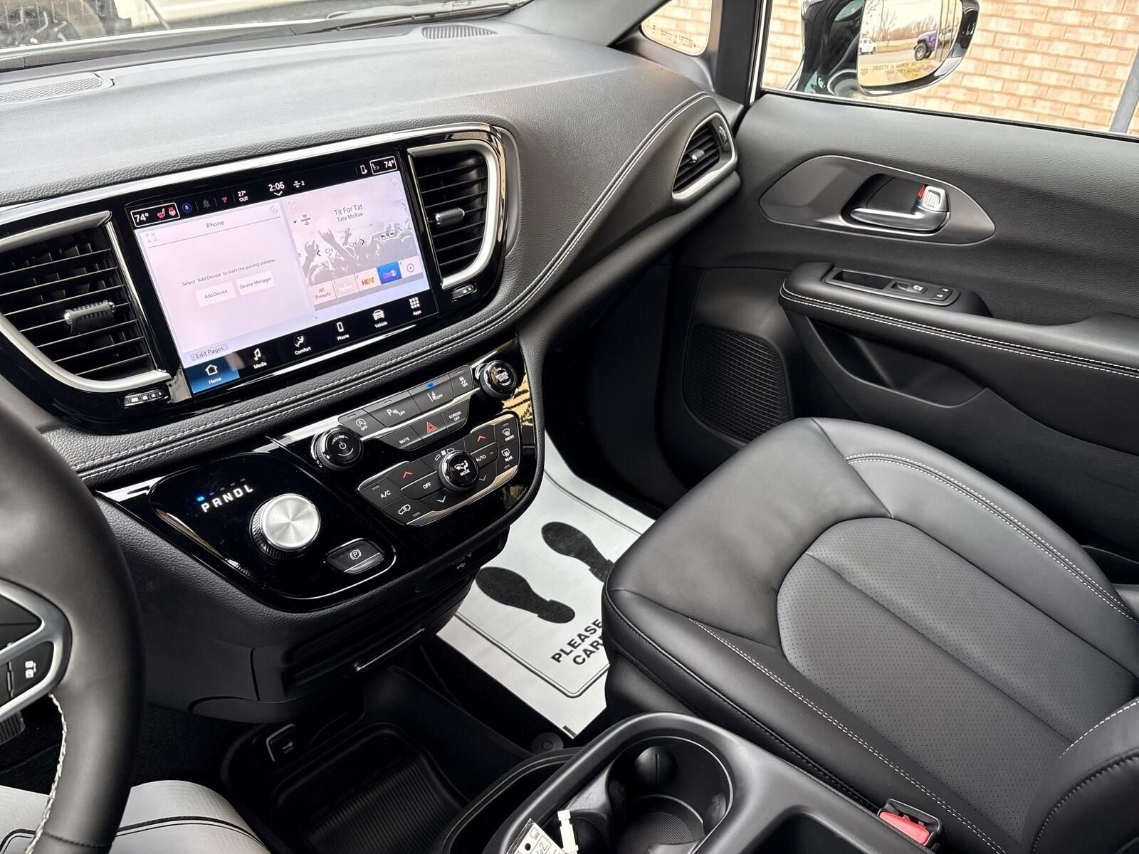 2026 Chrysler Pacifica Select - Photo 16